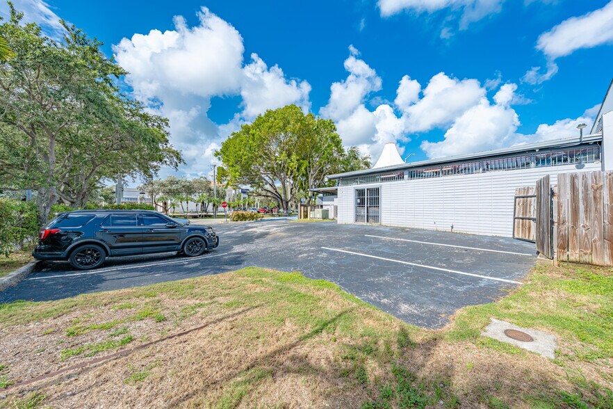 More Photos Of 15657 S Dixie Hwy, Miami Freestanding For Sale