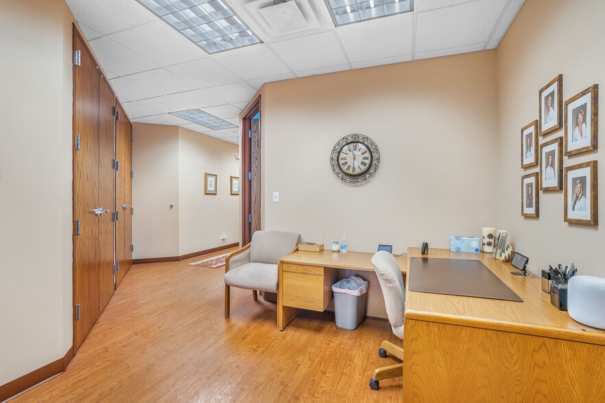 More Photos Of 1 TransAm Plaza Dr, Oakbrook Terrace Office For Sale