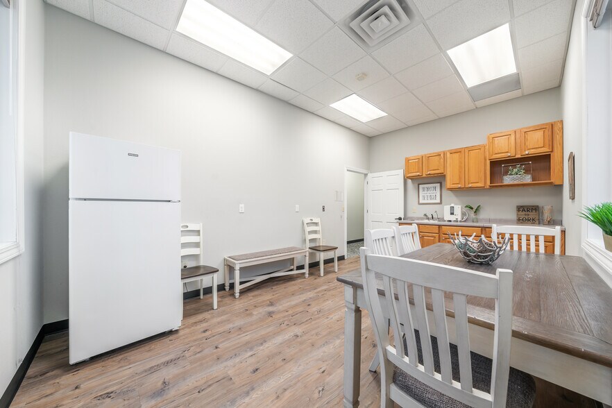 More Photos Of W6180 Aerotech Dr, Appleton Office For Lease