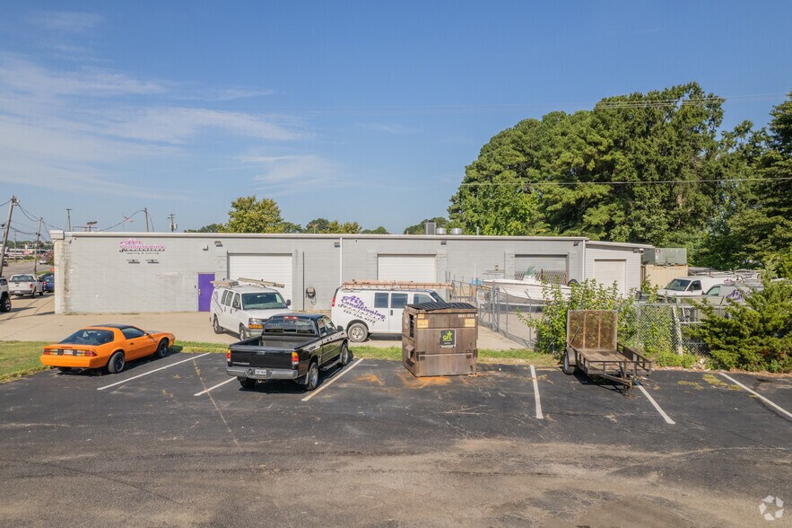 More Photos Of 2618 Airline Blvd, Portsmouth Showroom For Sale