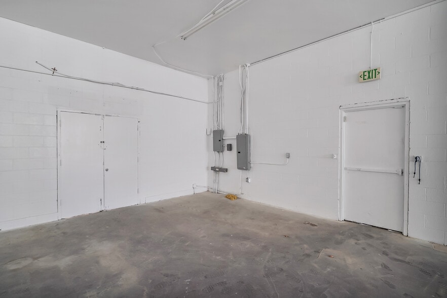 More Photos Of 233 W Harvard Blvd, Santa Paula Freestanding For Lease