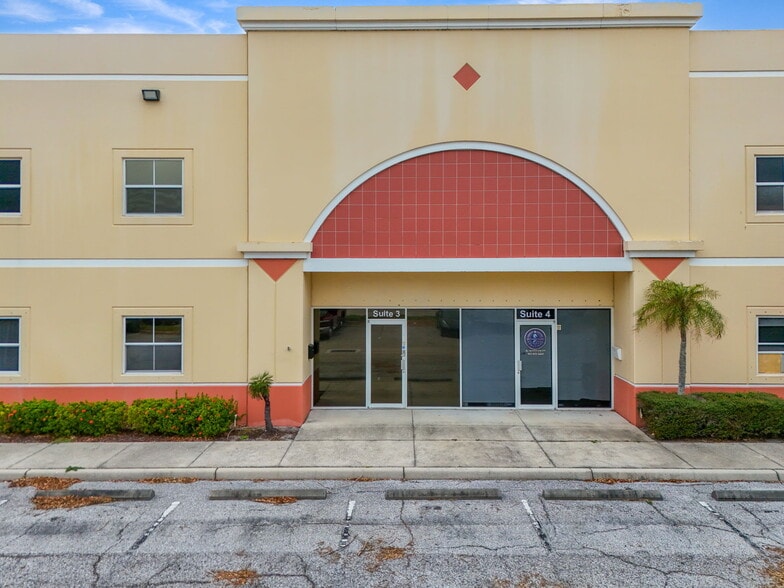 More Photos Of 787 Commerce Dr, Venice Warehouse For Lease