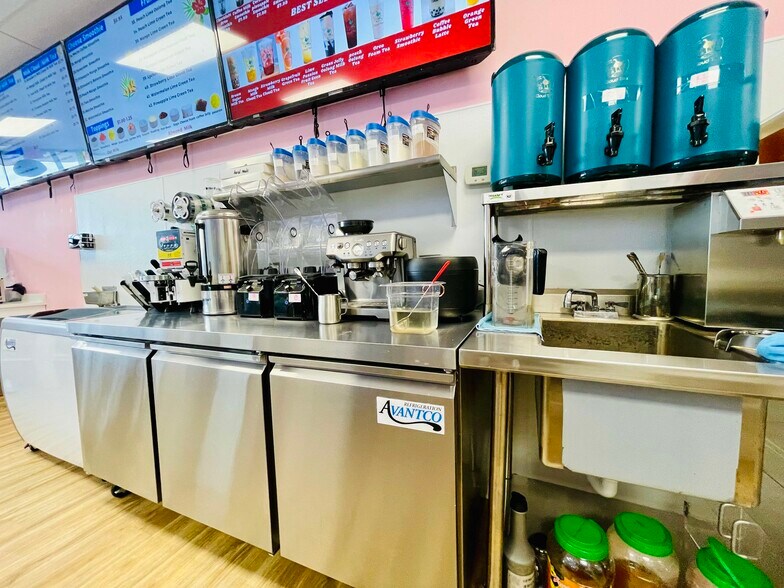 More Photos Of 3068 Kirchoff Rd, Rolling Meadows General Retail For Sale