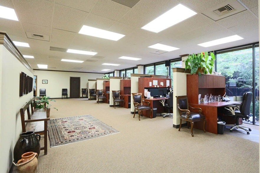 More Photos Of 2020 N Loop Fwy W, Houston Office For Lease