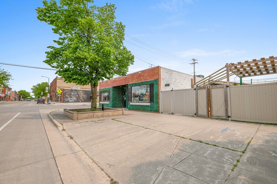 Primary Photo Of 201 S Broadway, Green Bay Restaurant For Sale