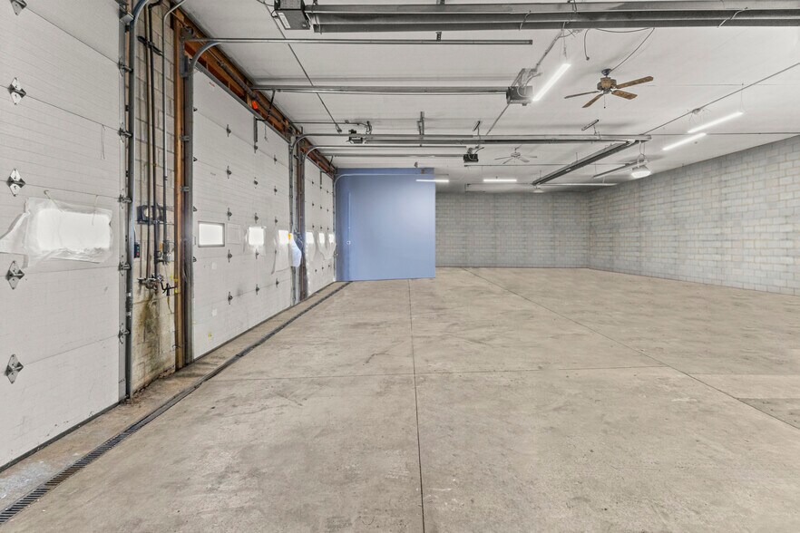 More Photos Of 26289 W Eight Mile Rd, Redford Township Manufacturing For Lease