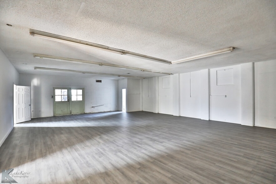 More Photos Of 411 E South 11th St, Abilene Warehouse For Lease