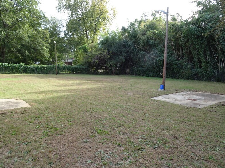 More Photos Of 910 Edgefield St, Greenwood Light Distribution For Sale