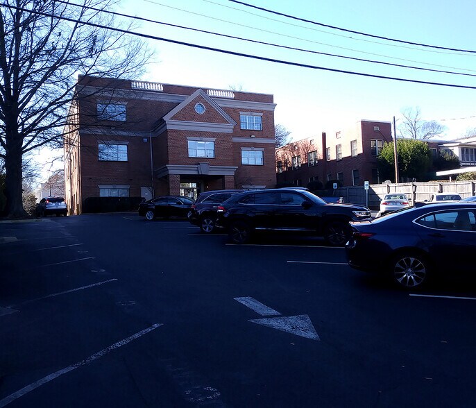 More Photos Of 817 E Morehead St, Charlotte Office For Lease