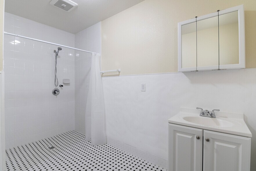 More Photos Of 1930 S Oxford Ave, Los Angeles Apartments For Sale