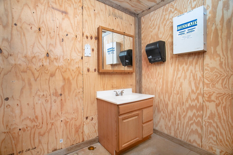 More Photos Of 15503 TX-110, Whitehouse Warehouse For Lease