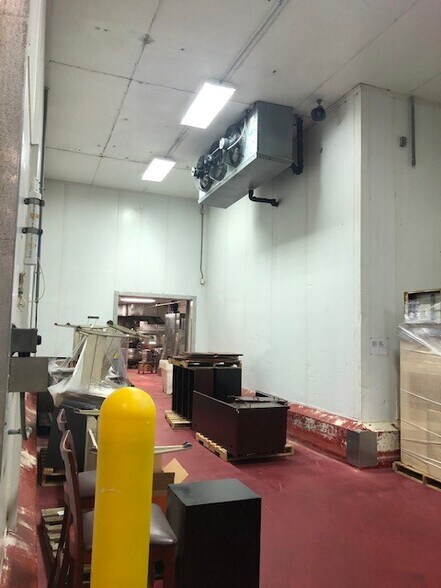 More Photos Of 16425 Kilbourn Ave, Oak Forest Distribution For Sale