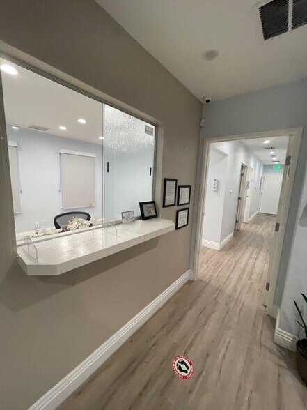 More Photos Of 10866 Riverside Dr, North Hollywood Hospital For Lease