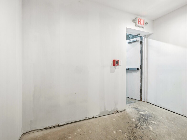 More Photos Of 5 Biltmore Plz, Asheville Storefront For Lease