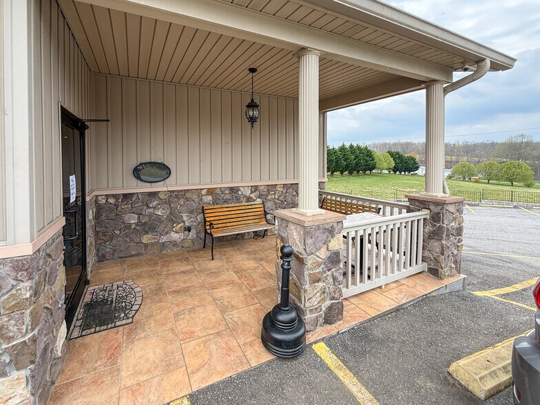 More Photos Of 40 Sallys Ridge Rd, Henry Restaurant For Sale