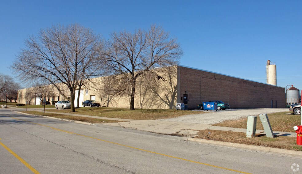More Photos Of 6396-6398 W 74th St, Bedford Park Warehouse For Lease