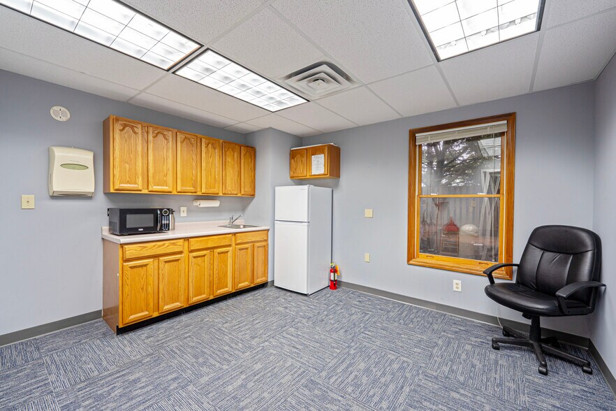More Photos Of 124 Dorchester Sq, Westerville Office For Sale