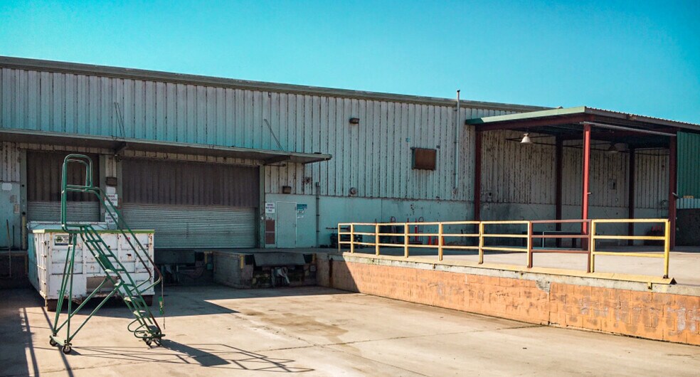 More Photos Of 10555 Iona Ave, Hanford Warehouse For Lease