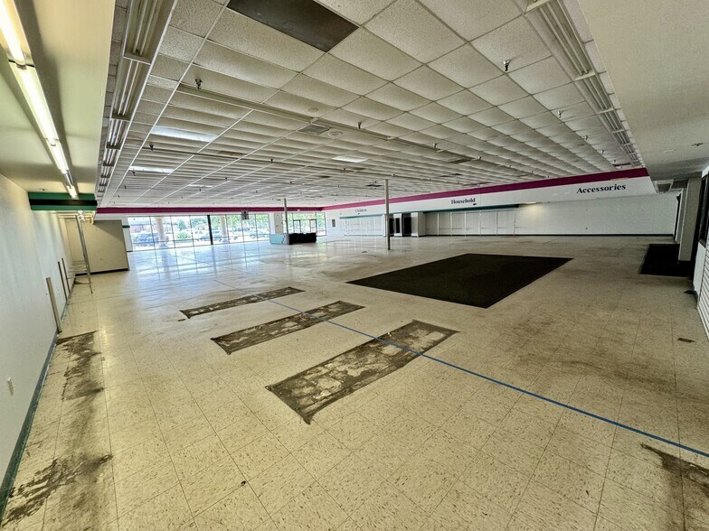 More Photos Of 1588 N Woodland Blvd, Deland Unknown For Lease