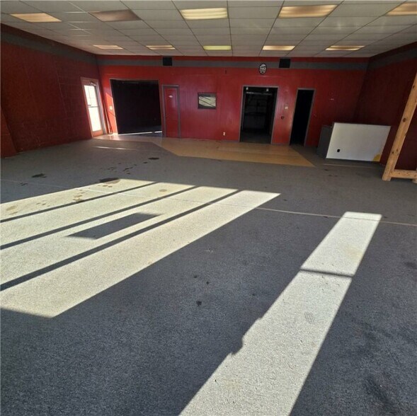 More Photos Of 302 N Silver St, Paola General Retail For Sale
