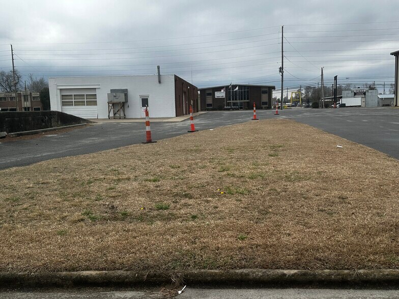 More Photos Of 852 W 5th St, Washington Storefront Retail Office For Sale