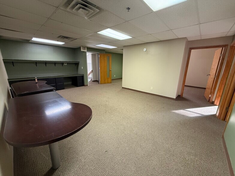 More Photos Of 12635-12651 Hemlock St, Overland Park Showroom For Sale