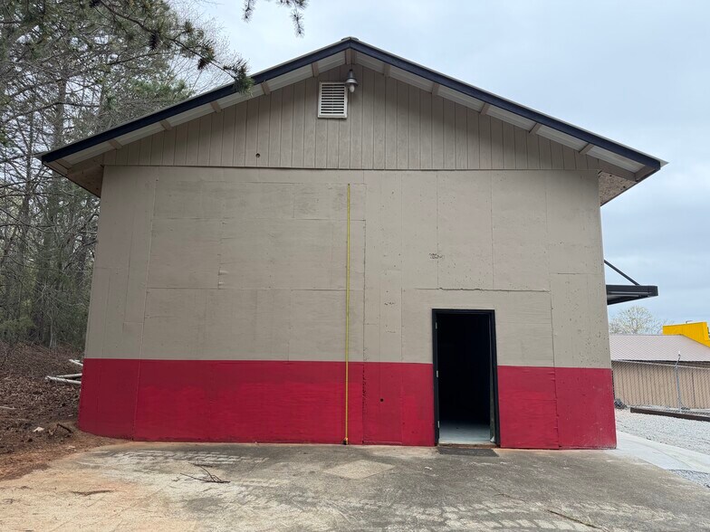 More Photos Of 727 Airport Rd, Cornelia Flex For Sale