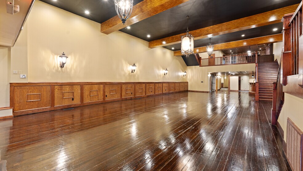 More Photos Of 117 W Walnut St, Rogers Restaurant For Lease