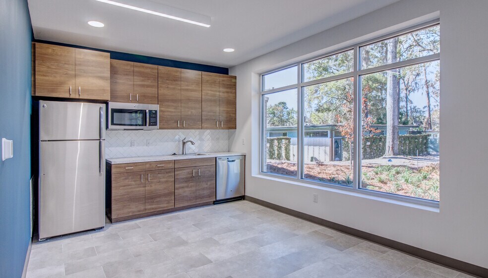 More Photos Of 1090 NW 8th Ave, Gainesville Office For Lease