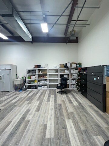 More Photos Of 907 N Bluff Rd, Collinsville Flex For Lease