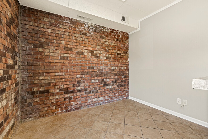 More Photos Of 150 N Steele St, Sanford Office For Sale