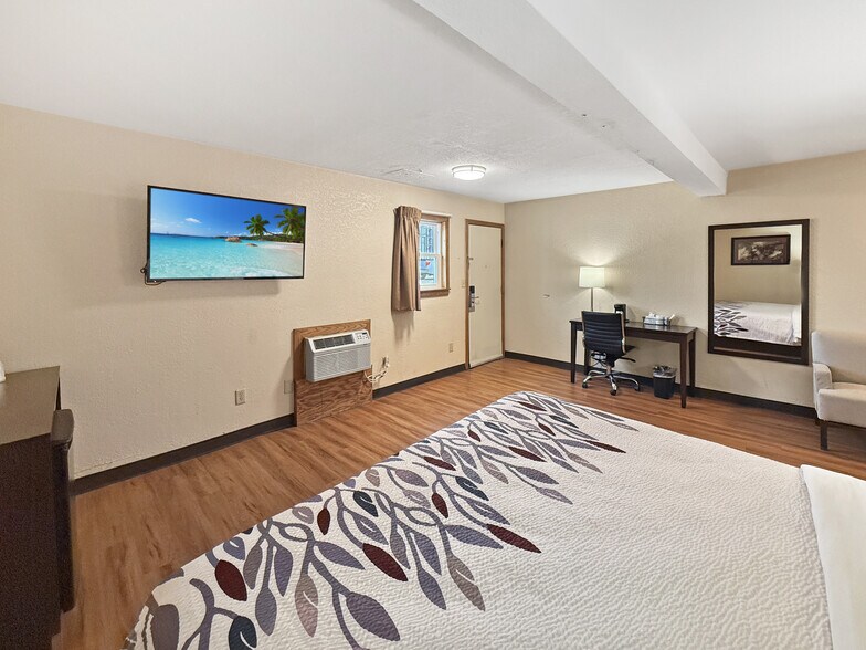 More Photos Of 5020 NE 14th St, Des Moines Hotel For Sale