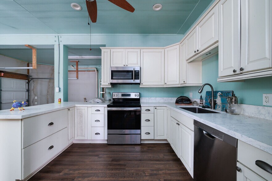 More Photos Of 3120 Hwy 87, Crystal Beach Office Residential For Sale