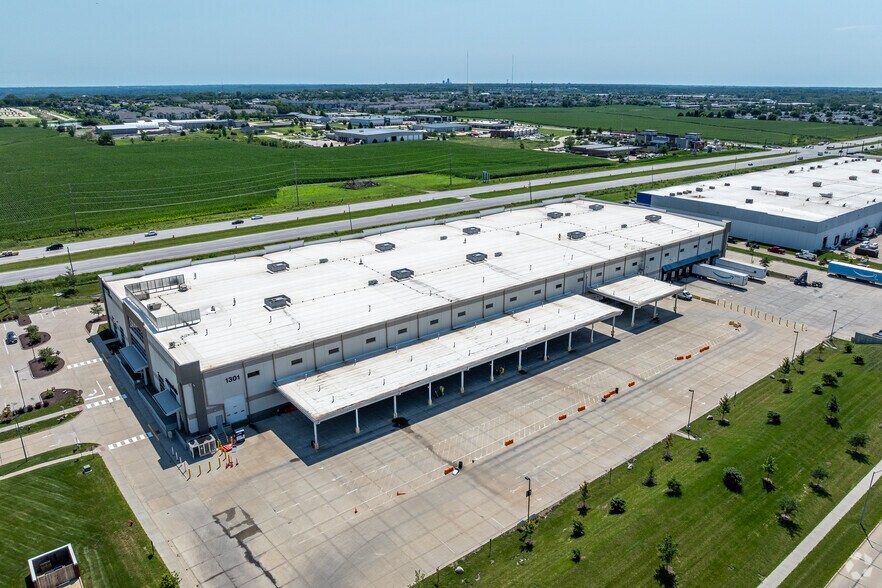 More Photos Of 1301 SE Gateway Dr, Grimes Distribution For Lease