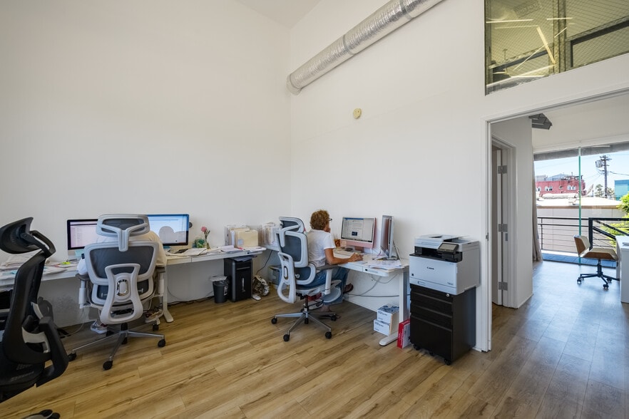 More Photos Of 1501 Main St, Venice Storefront Retail Office For Lease