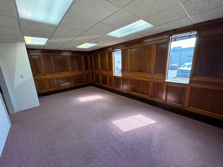 More Photos Of 5815 Outlook St, Mission Warehouse For Lease