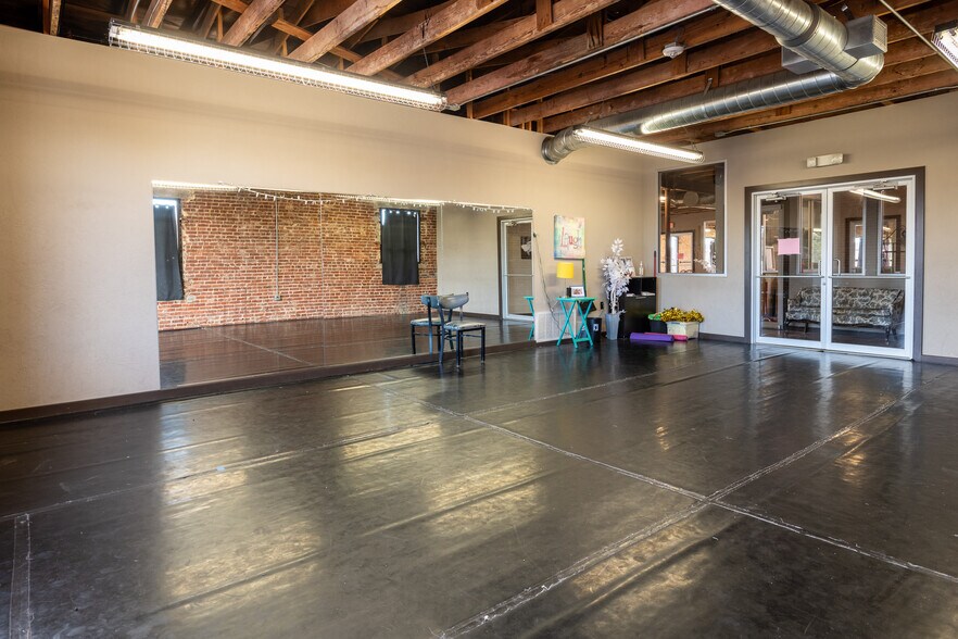 More Photos Of 200 N Armstrong St, Bixby Storefront For Lease