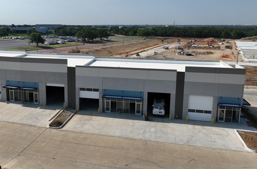 More Photos Of 550 W Round Grove Rd, Lewisville Showroom For Lease
