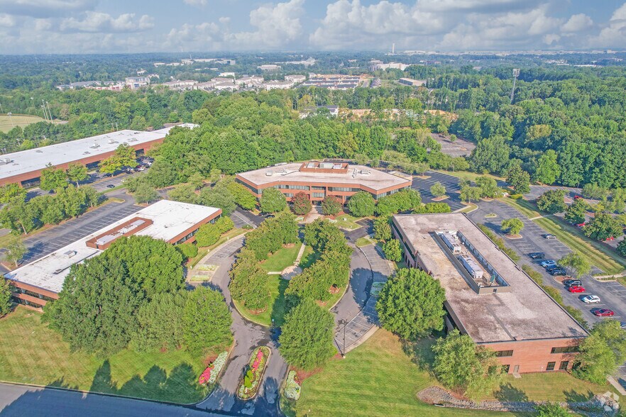More Photos Of 5024 Parkway Plaza Blvd, Charlotte Office For Sale