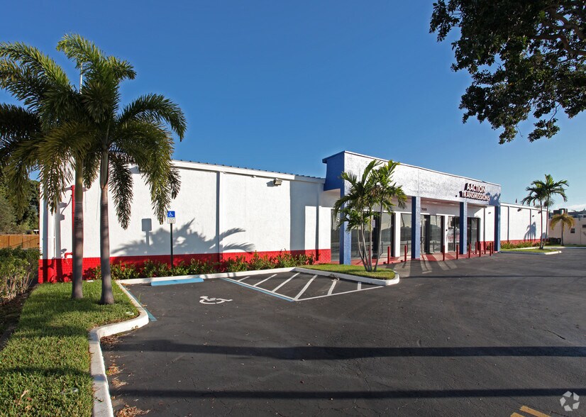 More Photos Of 7685 Pines Blvd, Pembroke Pines Showroom For Lease
