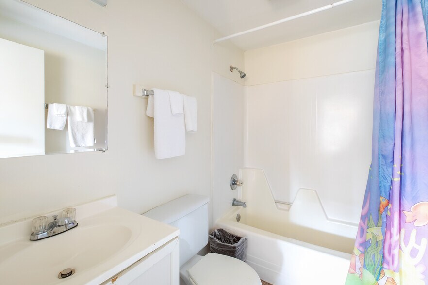 More Photos Of 198 Ashworth Ave, Hampton Hotel For Sale