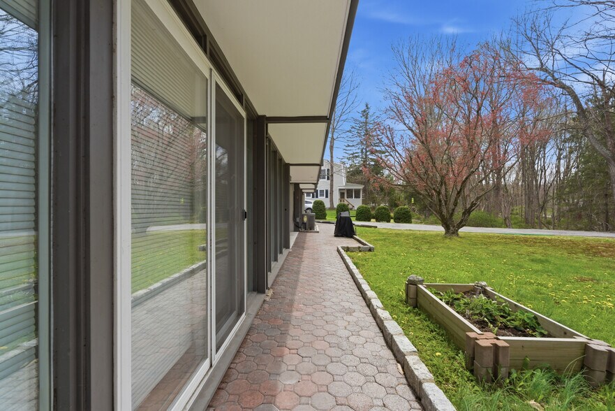 More Photos Of 40 Westchester Ave, Pound Ridge Freestanding For Sale