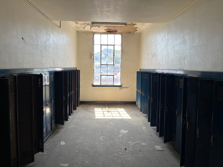 More Photos Of 8902 MacCorkle Ave, Marmet Office For Lease