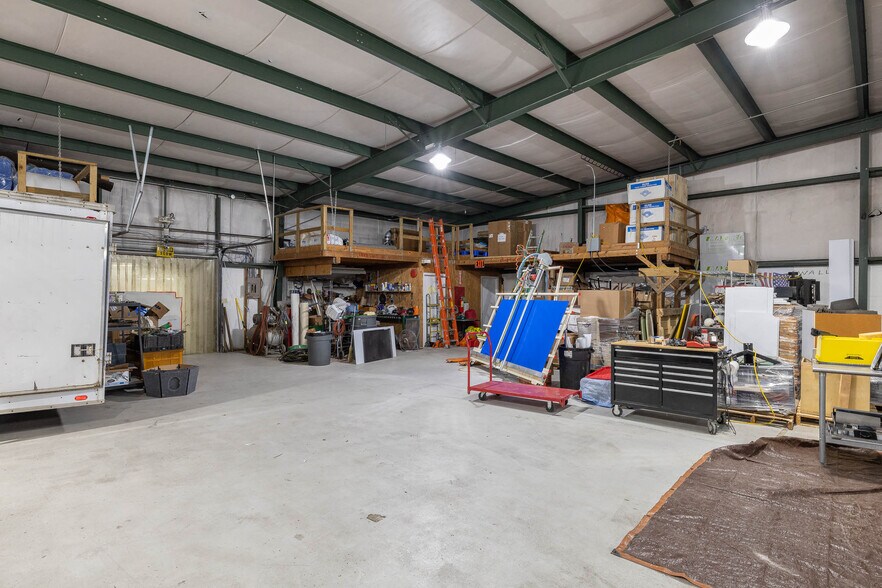 More Photos Of 1060 1st Ave NE, Gravette Industrial For Lease