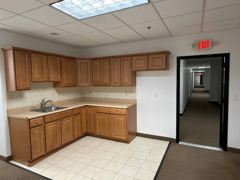 More Photos Of 4 York Ave, West Caldwell Manufacturing For Lease