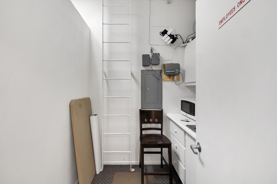 More Photos Of 2660 Pearblossom Hwy, Palmdale Office Residential For Sale