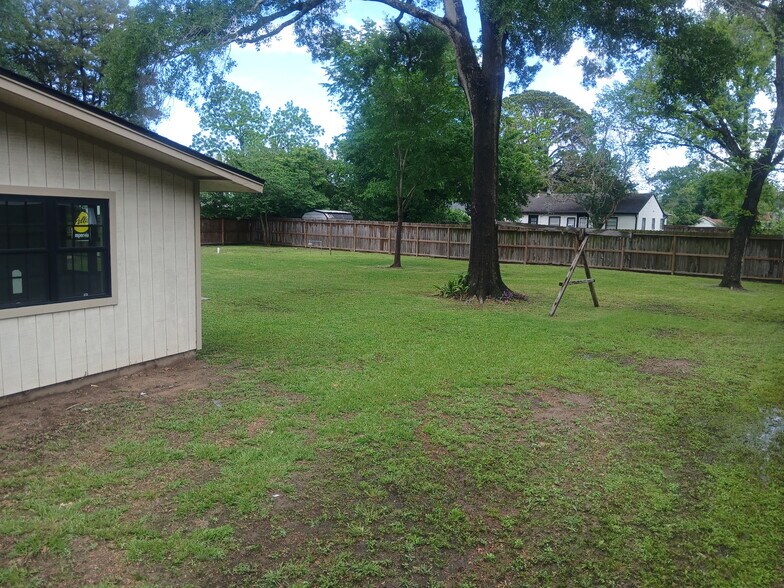 More Photos Of 1506 Avenue D, Katy Office For Sale