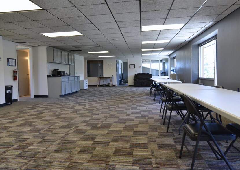 More Photos Of S22W22660 Broadway, Waukesha Office For Lease