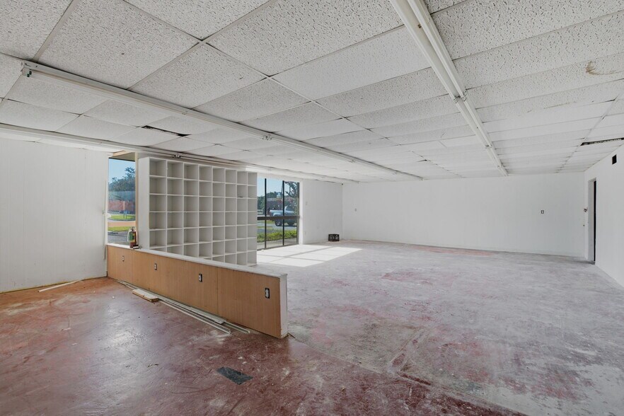 More Photos Of 1315 Ruth St, Sulphur Office For Lease