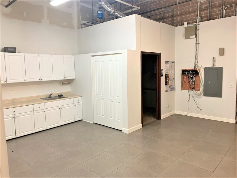 More Photos Of 8005 W 183rd St, Tinley Park General Retail For Lease